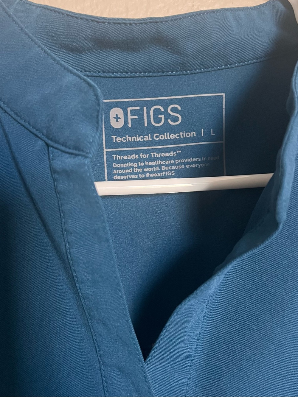 FIGS Oversized Scrub Top in Navy Blue - Picture 2 of 9